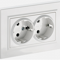 Розетка 2-м СП BRITE РС12-3-БрБ 16А в сборе с заземл. без защ. шторок бел. IEK BR-R21-16-K01-F, изображение 1